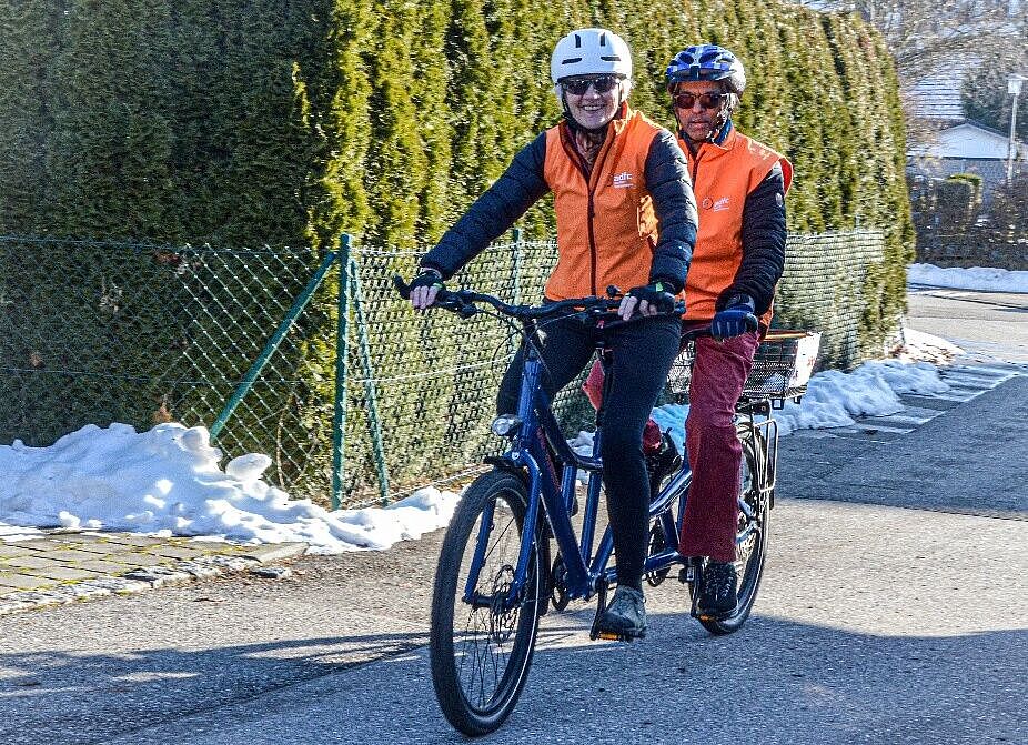 zwei Piloten während einer Trainingsrunde mit dem ADFC-Tandem MTB-Tandem des ADFC