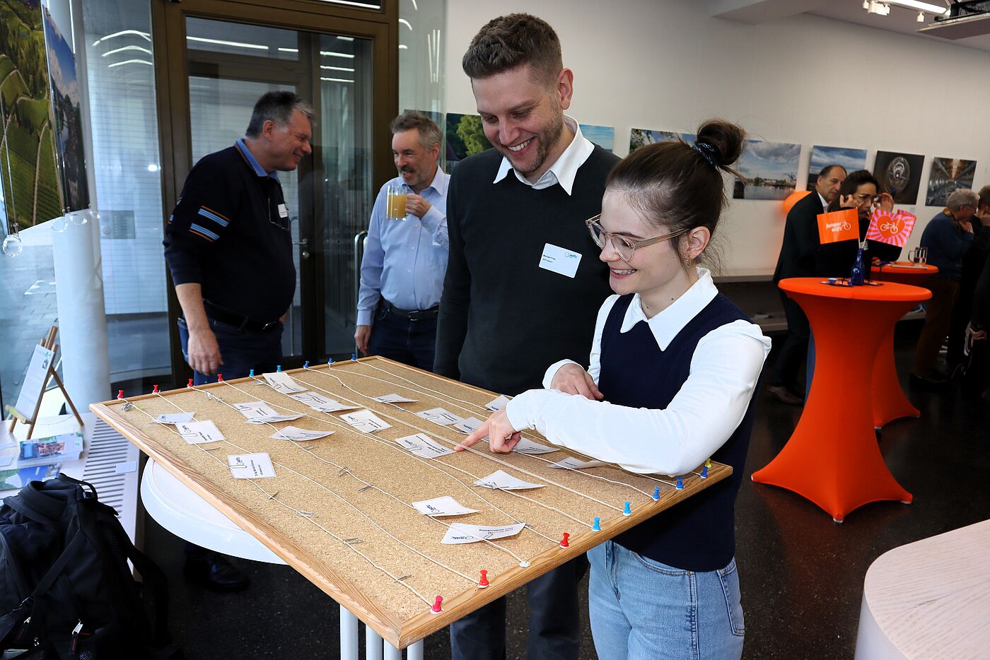 Das ADFC Bayern Orga-Team beim Verteilen der Namensschilder an die Gäste