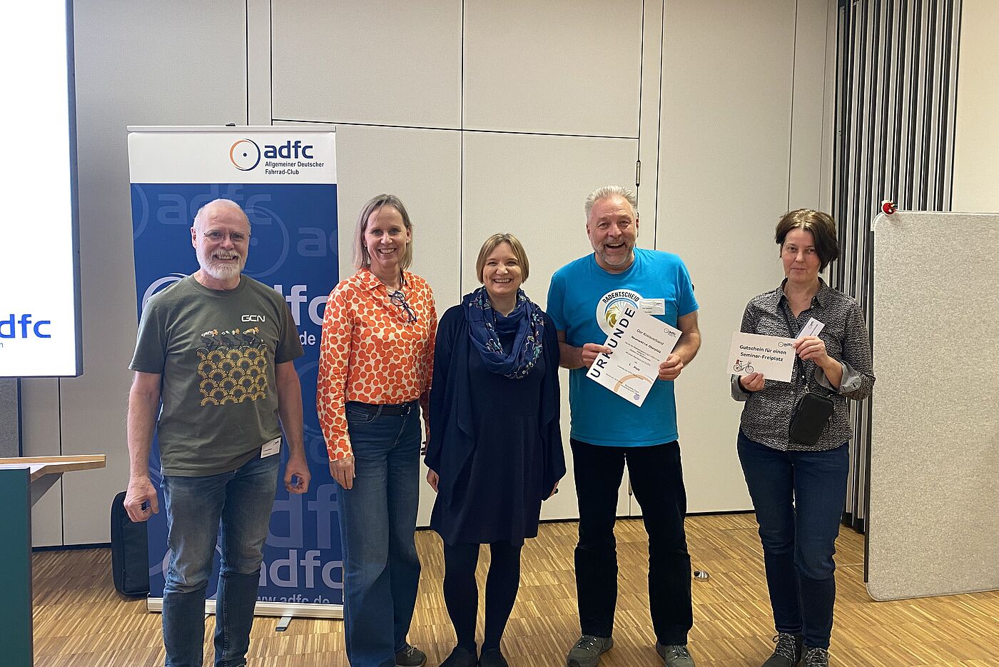 ADFC Bayern Vorsitzende Bernadette Felsch (Mitte) und Landesgeschäftsführerin Petra Husemann-Roew (2. v. l.) überreichen Aktiven des erstplatzierten ADFC Neumarkt eine Urkunde und einen Seminar-Gutschein für das stärkste relative Mitgliederwachstum.