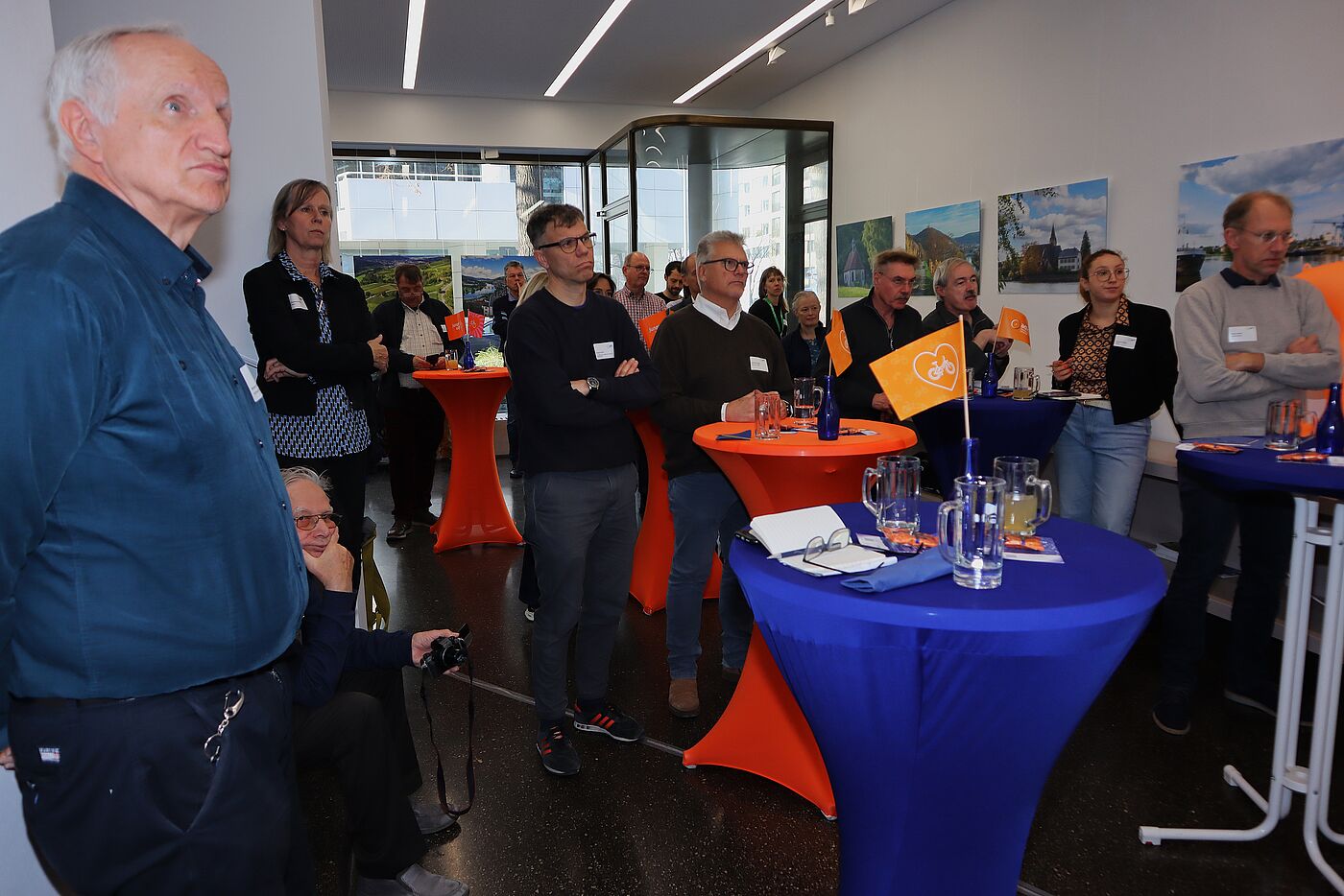 Interessierte Zuhörer:innen im Foyer des Hauses der Bayerischen Landkreise lauschen der Referentin