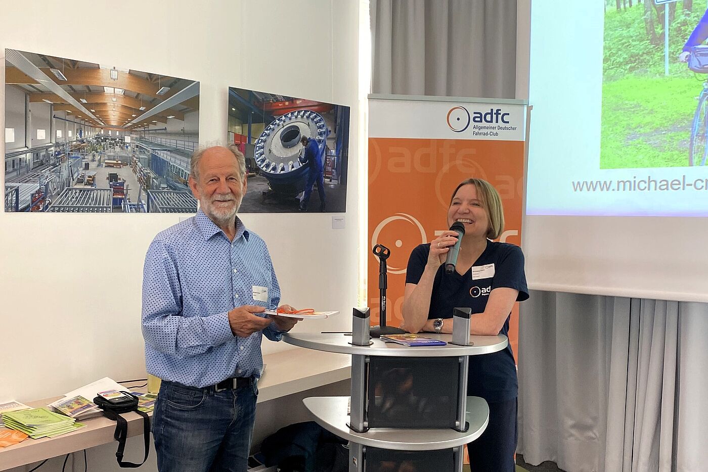 Bernadette Felsch bedankt sich mit einem Geschenk bei Michael Cramer