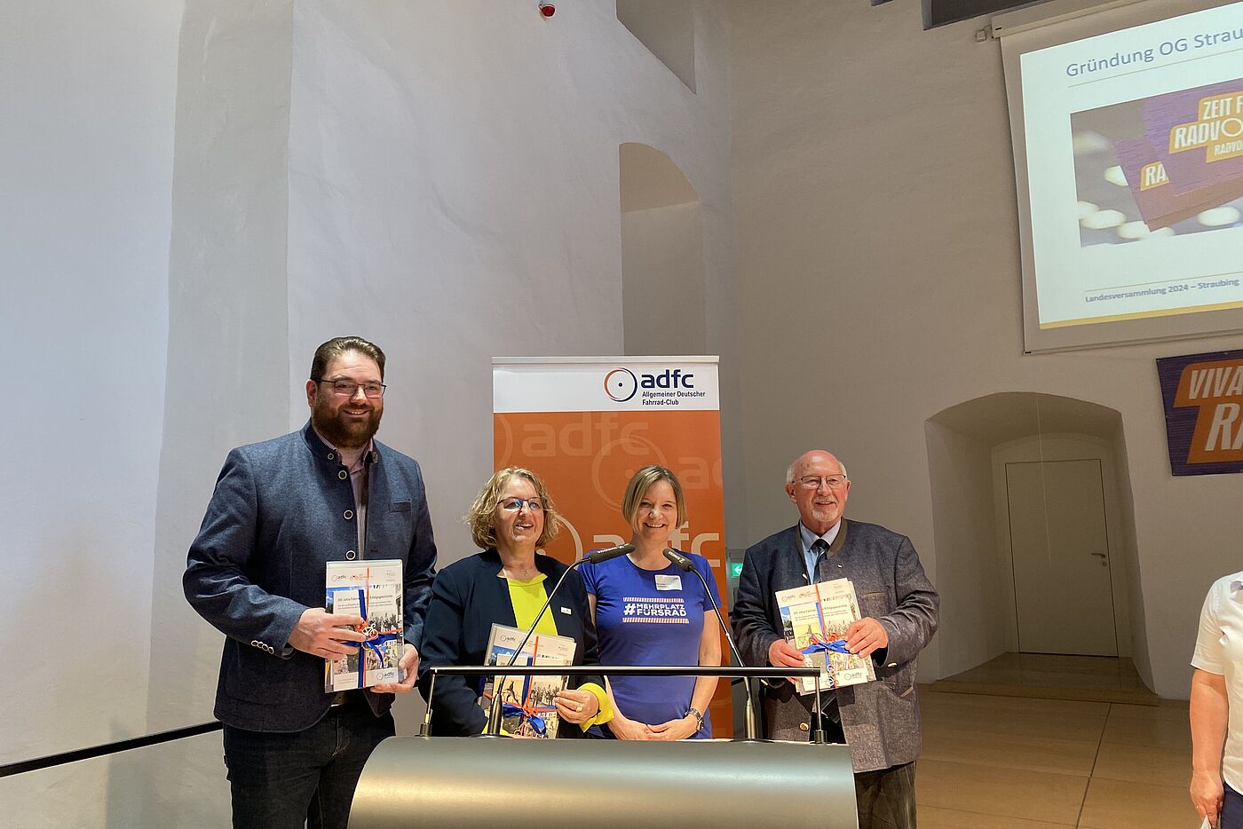 V.l.n.r.: Tobias Beck, MdL, Martha Altweck-Glöbl, stv. Landrätin Straubing-Bogen, Bernadette Felsch, Vorsitzende ADFC Bayern, Werner Schäfer, 3. Bürgermeister der Stadt Straubing