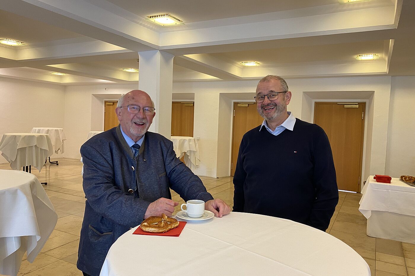 Der 3. Bürgermeister von Straubing, Werner Schäfer, neben dem ADFC-Ehrenvorsitzenden Armin Falkenhein