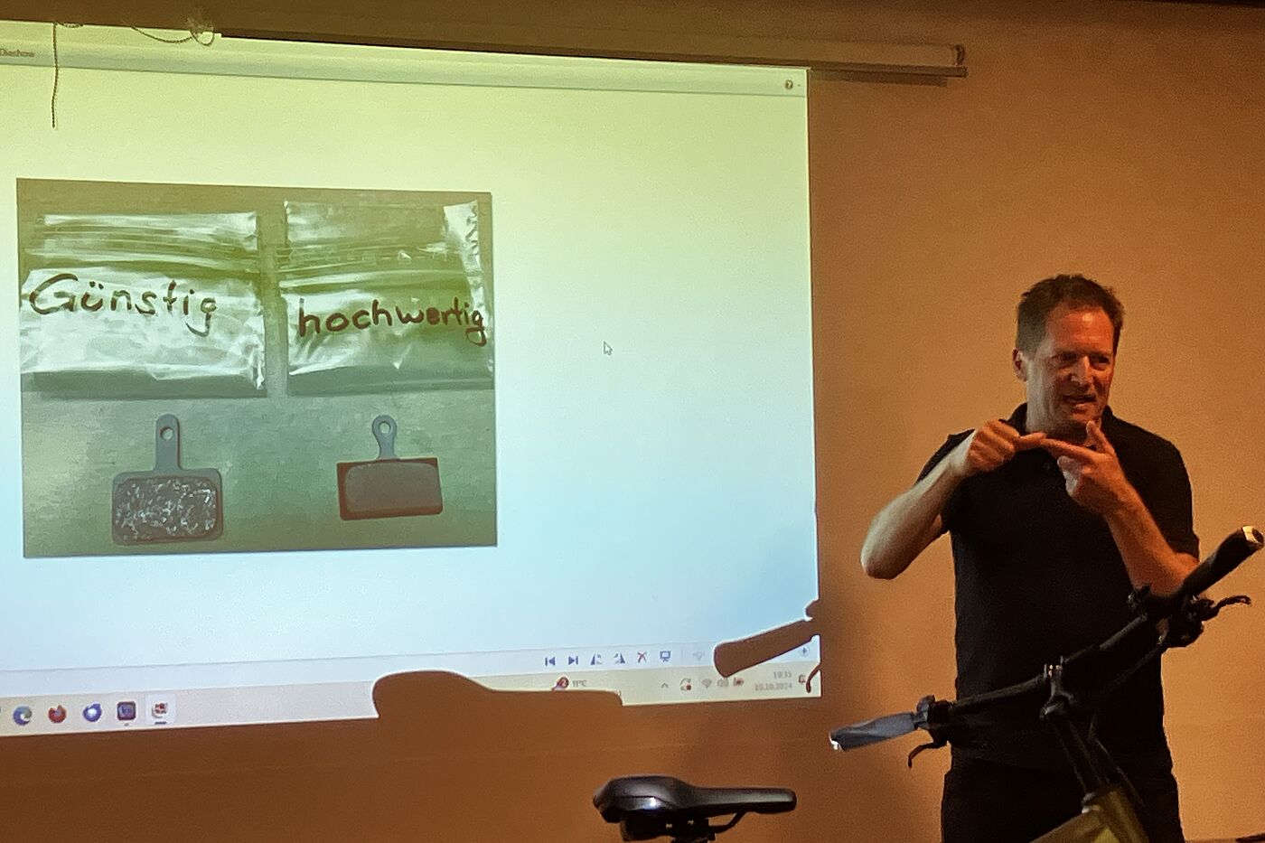 Sascha_Demo1 Sprecher beim Vortrag