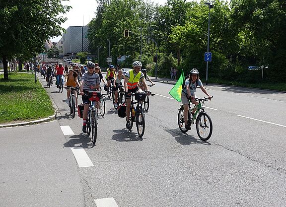 Rad-Ringfahrt_2022_Kempten Viele Radfahrer:innen radeln mitten auf der Straße.