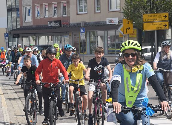 Unterwegs Radler:innen auf der Straße