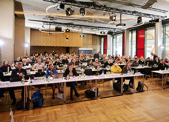 Blick in den gut gefüllten Sitzungssaal während der ADFC-Bundeshauptversammlung 2024.