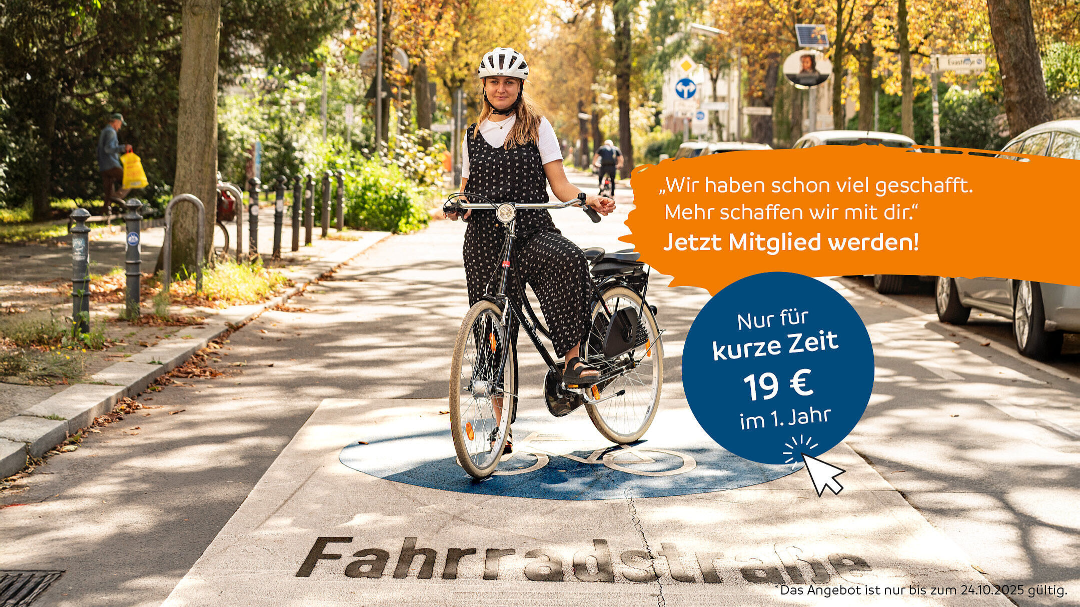 Radfahrerin mit Helm auf Fahrradstraße. ADFC-Mitgliedschaftsangebot: 19 € im ersten Jahr, gültig bis 24.10.2025